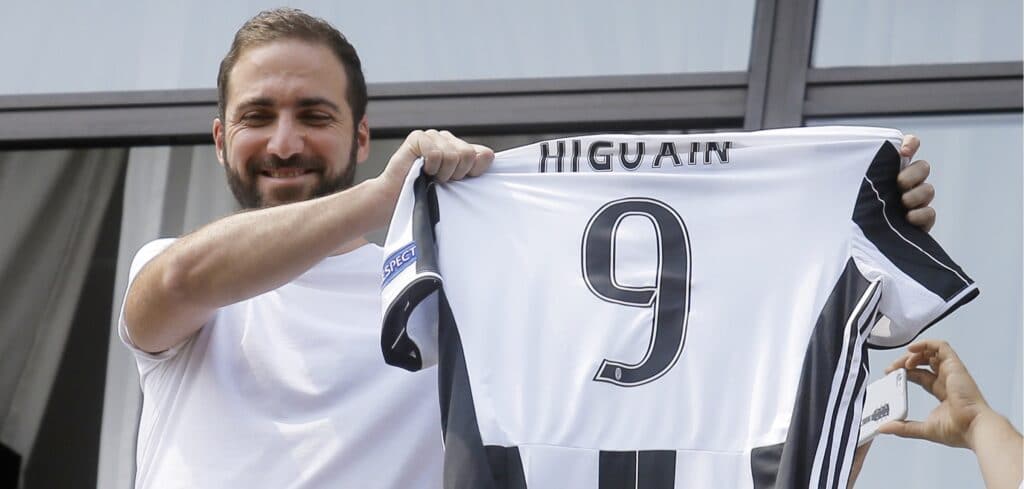 Higuain avec le 9 de la Juventus