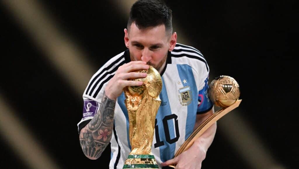 Messi embrasse la Coupe du monde