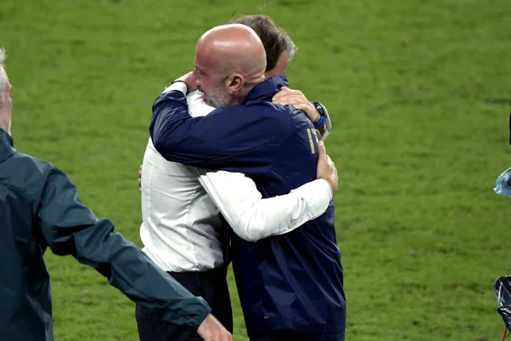 Étreinte entre Mancini (entraîneur de l'Italie) et Gianluca Vialli (chef de la délégation) @Image Sport